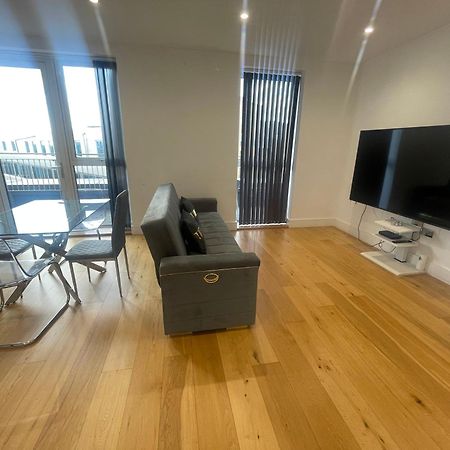 Luxury Top Floor Penthouse Apartment Near Heathrow Лондон Екстериор снимка