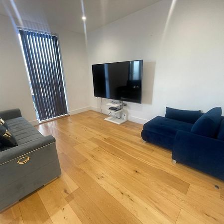Luxury Top Floor Penthouse Apartment Near Heathrow Лондон Екстериор снимка