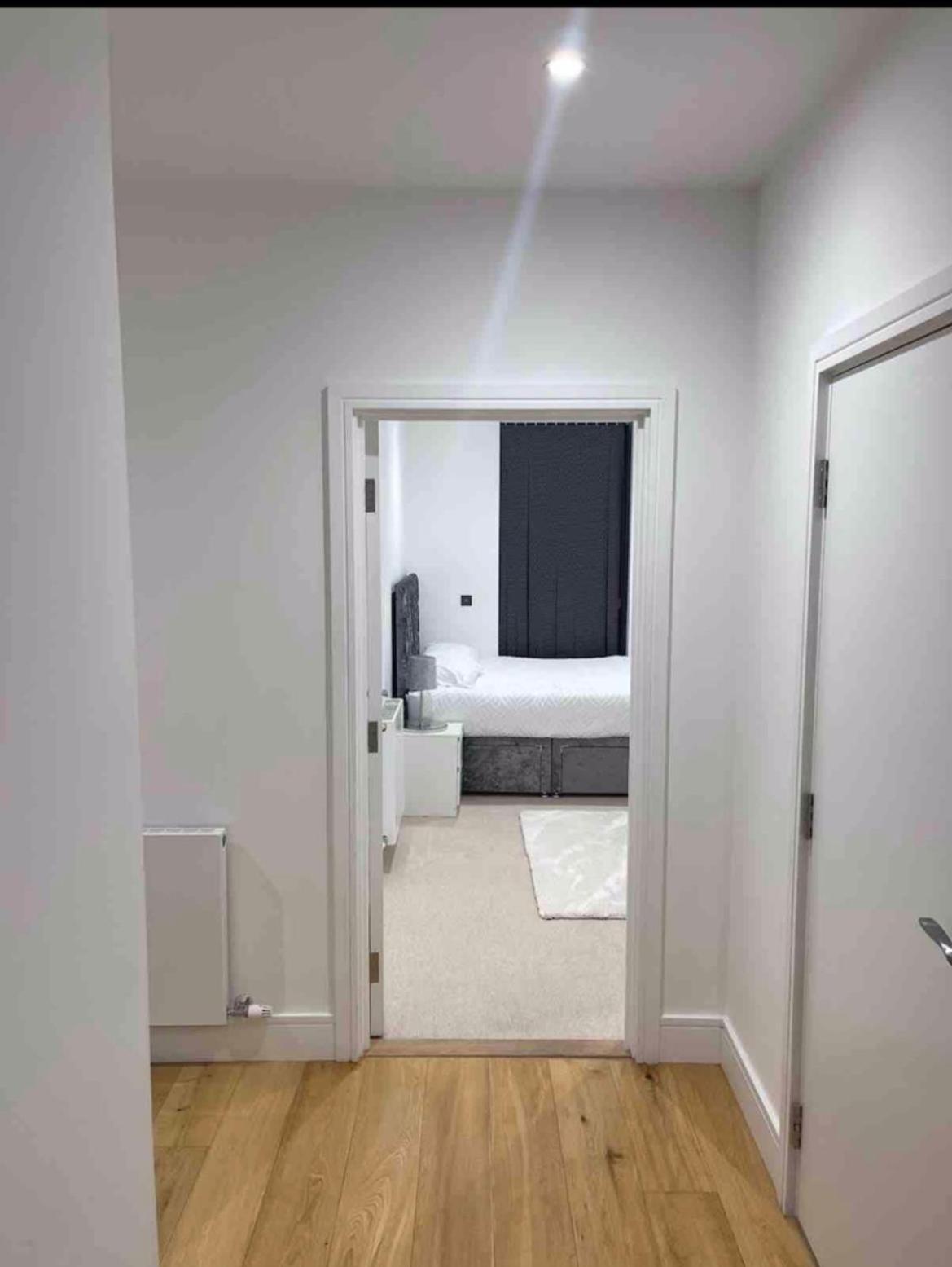 Luxury Top Floor Penthouse Apartment Near Heathrow Лондон Екстериор снимка