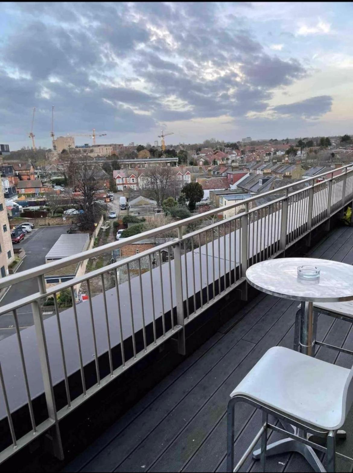 Luxury Top Floor Penthouse Apartment Near Heathrow Лондон Екстериор снимка