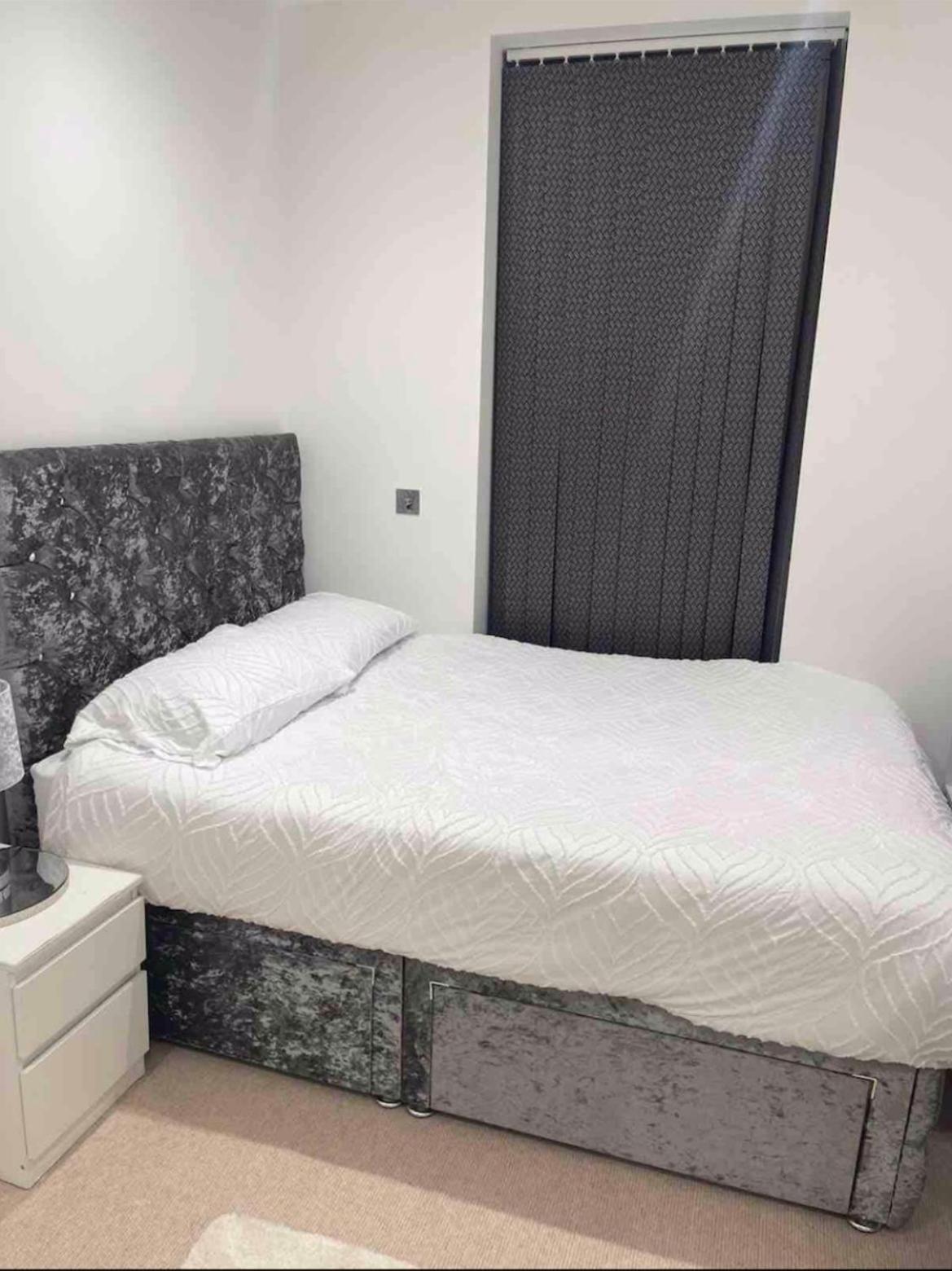 Luxury Top Floor Penthouse Apartment Near Heathrow Лондон Екстериор снимка