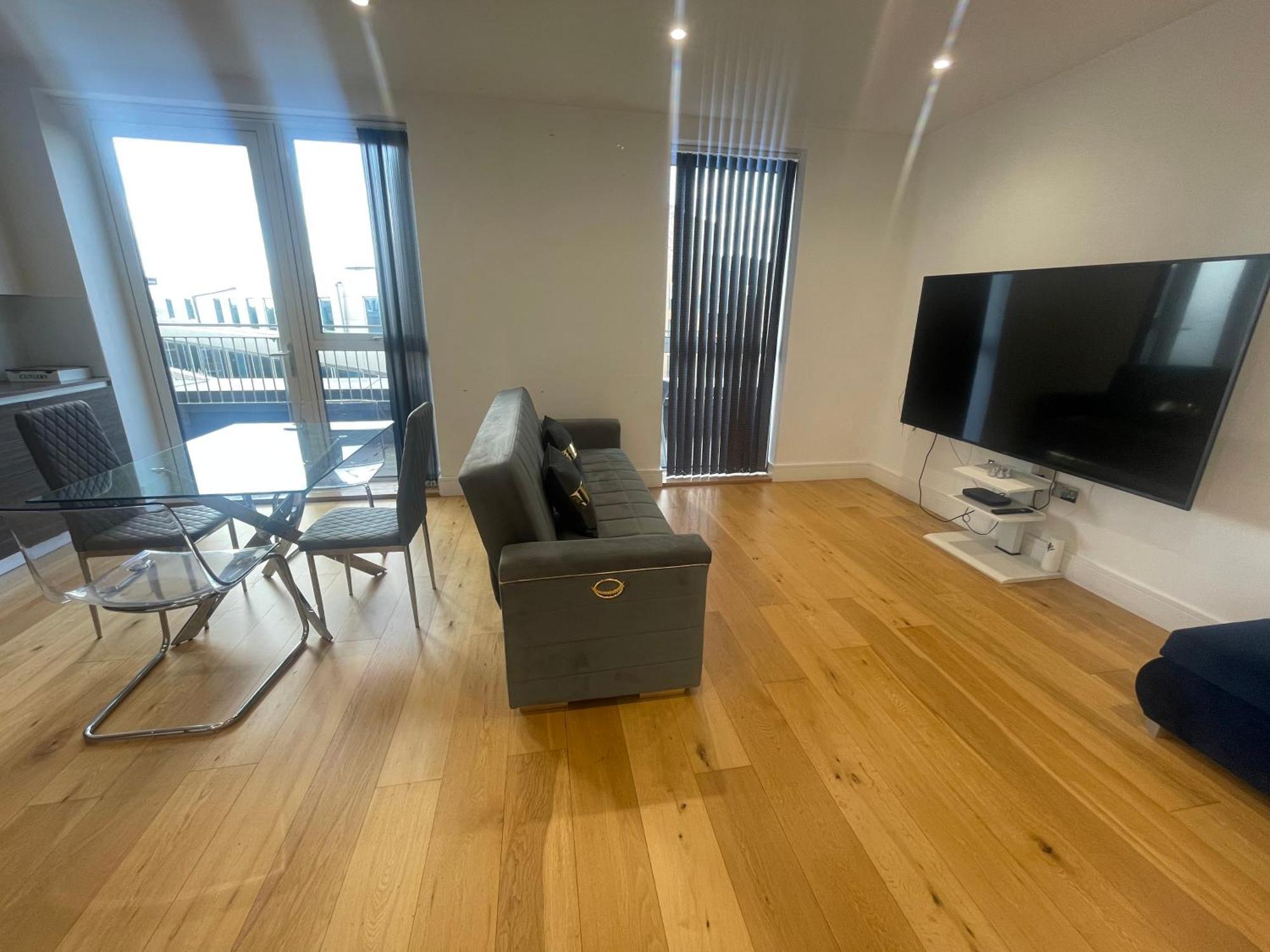 Luxury Top Floor Penthouse Apartment Near Heathrow Лондон Екстериор снимка